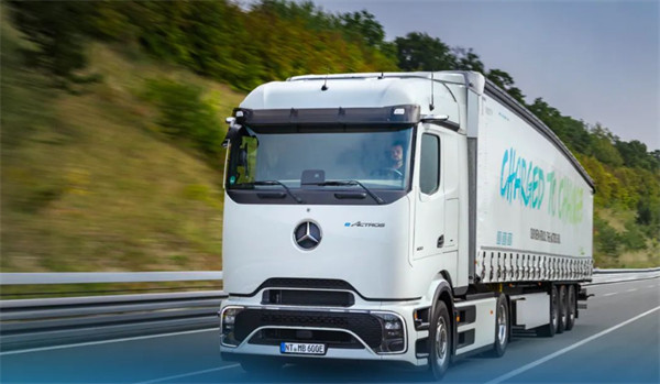 梅赛德斯-奔驰推出全电动长途卡车 eActros 600