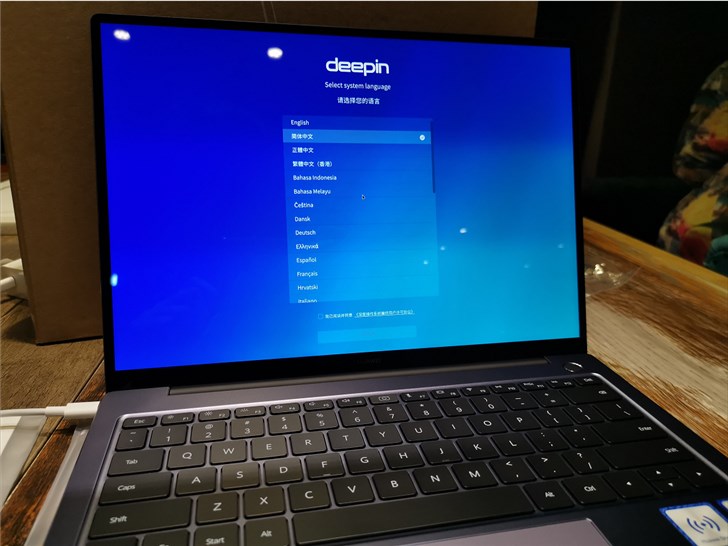 运行深度Linux的华为MateBook笔记本电脑现身