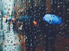 下雨天的心情说说伤感的句子 在也找不到当初的雨天