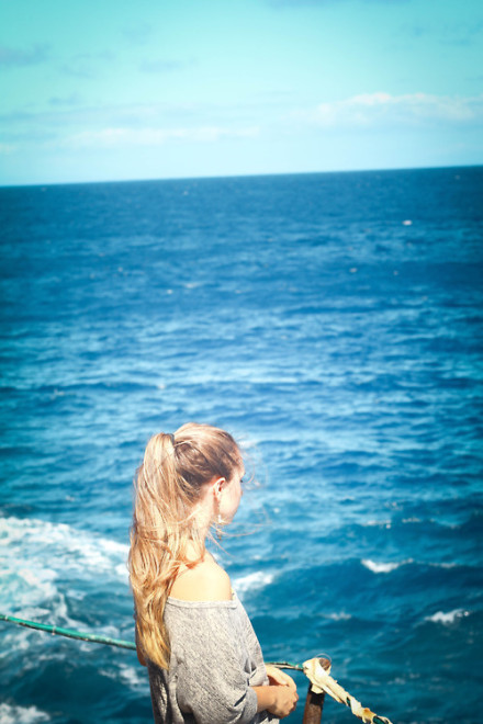 孤寂的海滩美女背影图片 用尽所有力气才能书写一个放弃