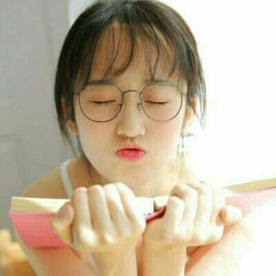 韩系戴眼镜的女生头像可爱萌 早恋不会影响学习