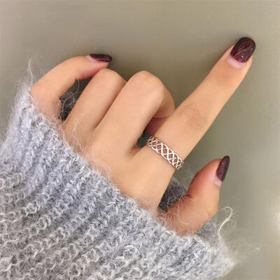 食指戴戒指是什么意思？